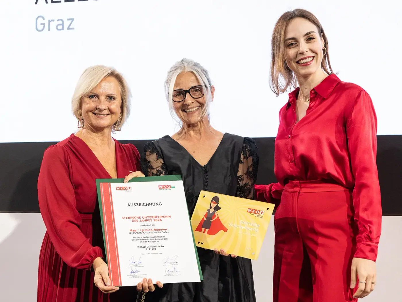 Ljubica Negovec erhält auf der Bühne in Graz die Urkunde „Steirische Unternehmerin des Jahres 2026“ für den 2. Platz „Beste Innovatorin“