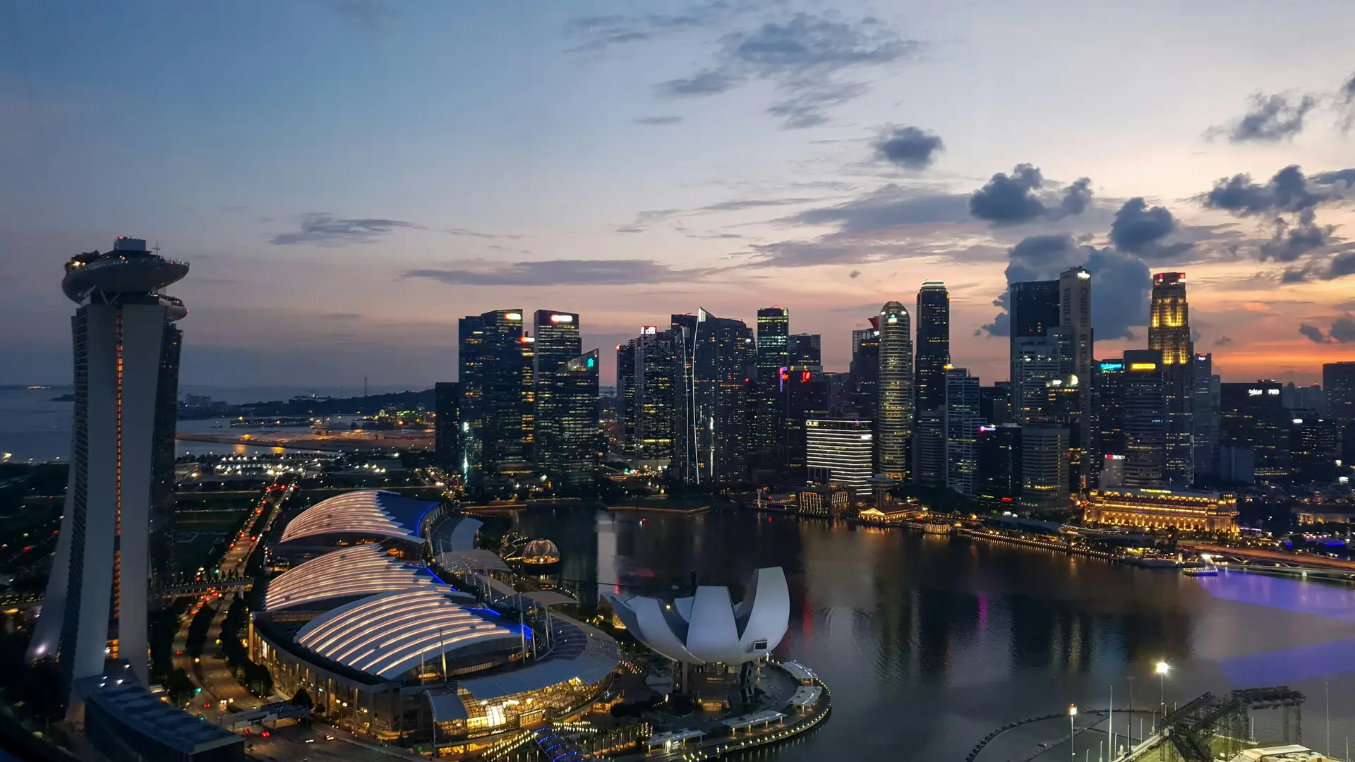 APAC-Region: Skyline einer Metropole im Asien-Pazifik-Raum bei Abenddämmerung