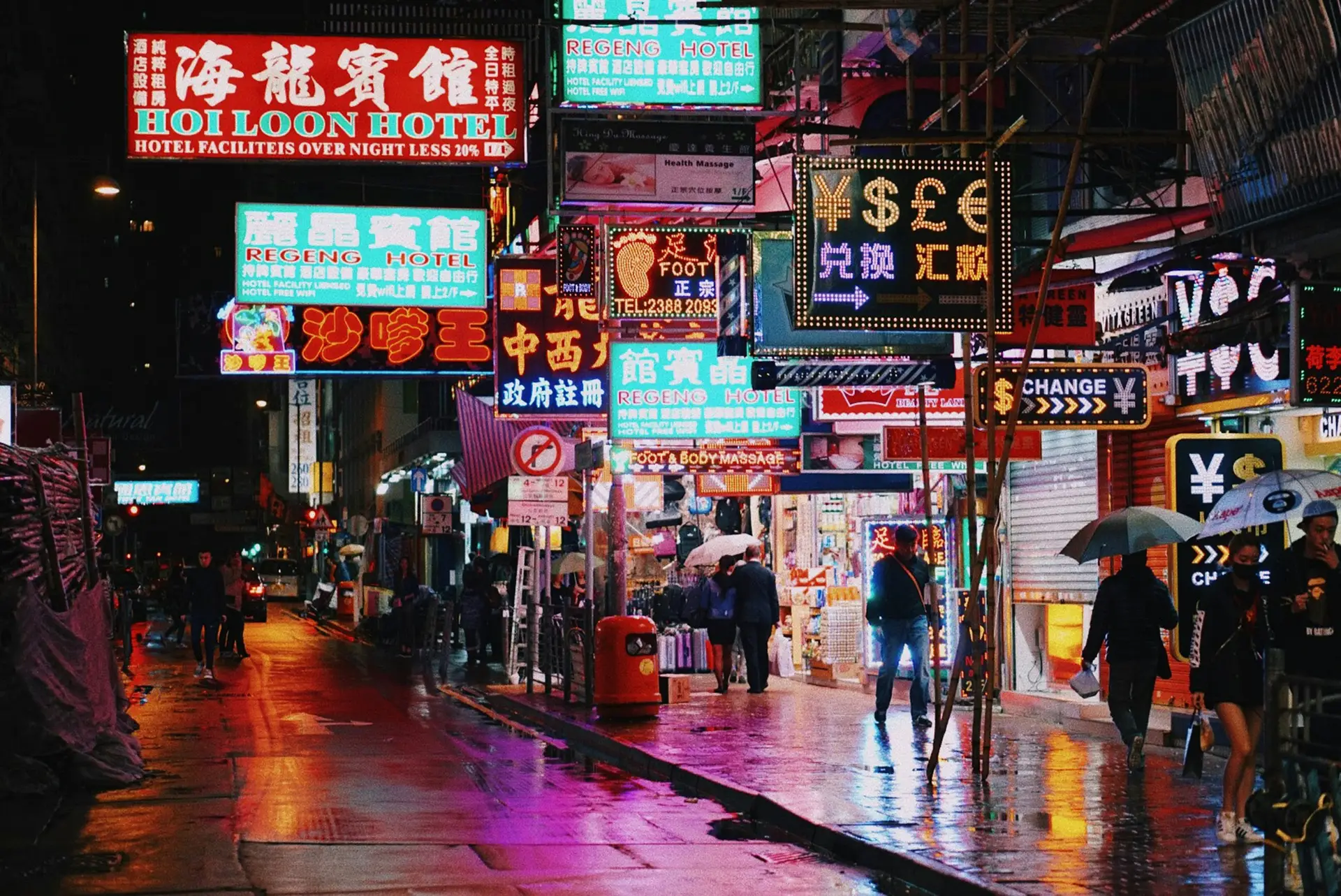 Sprachvielfalt in der APAC-Region: Schriftzeichen auf Neonschildern in einer asiatischen Stadt