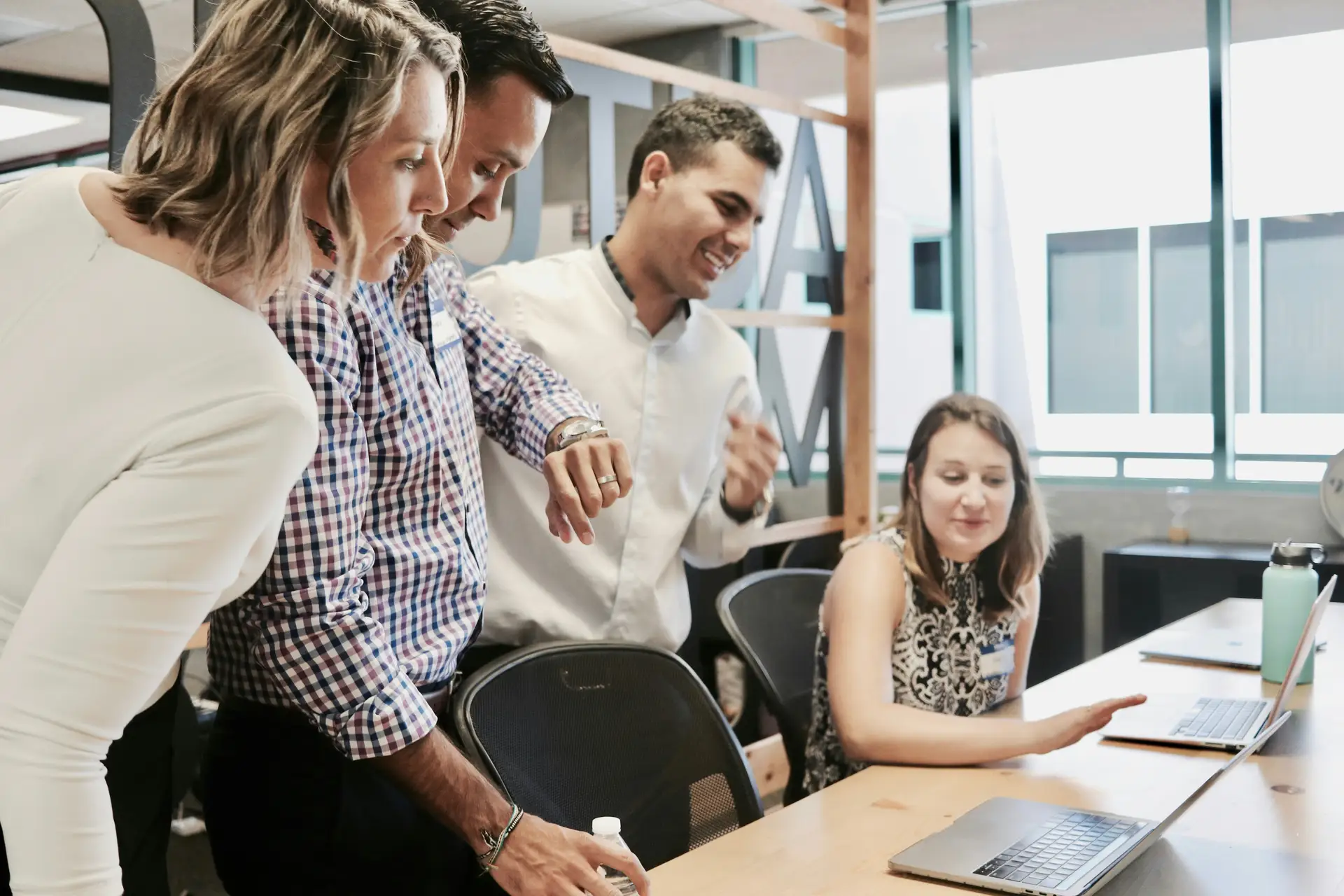 Internationales Team bespricht sich auf Business-Englisch im Meeting