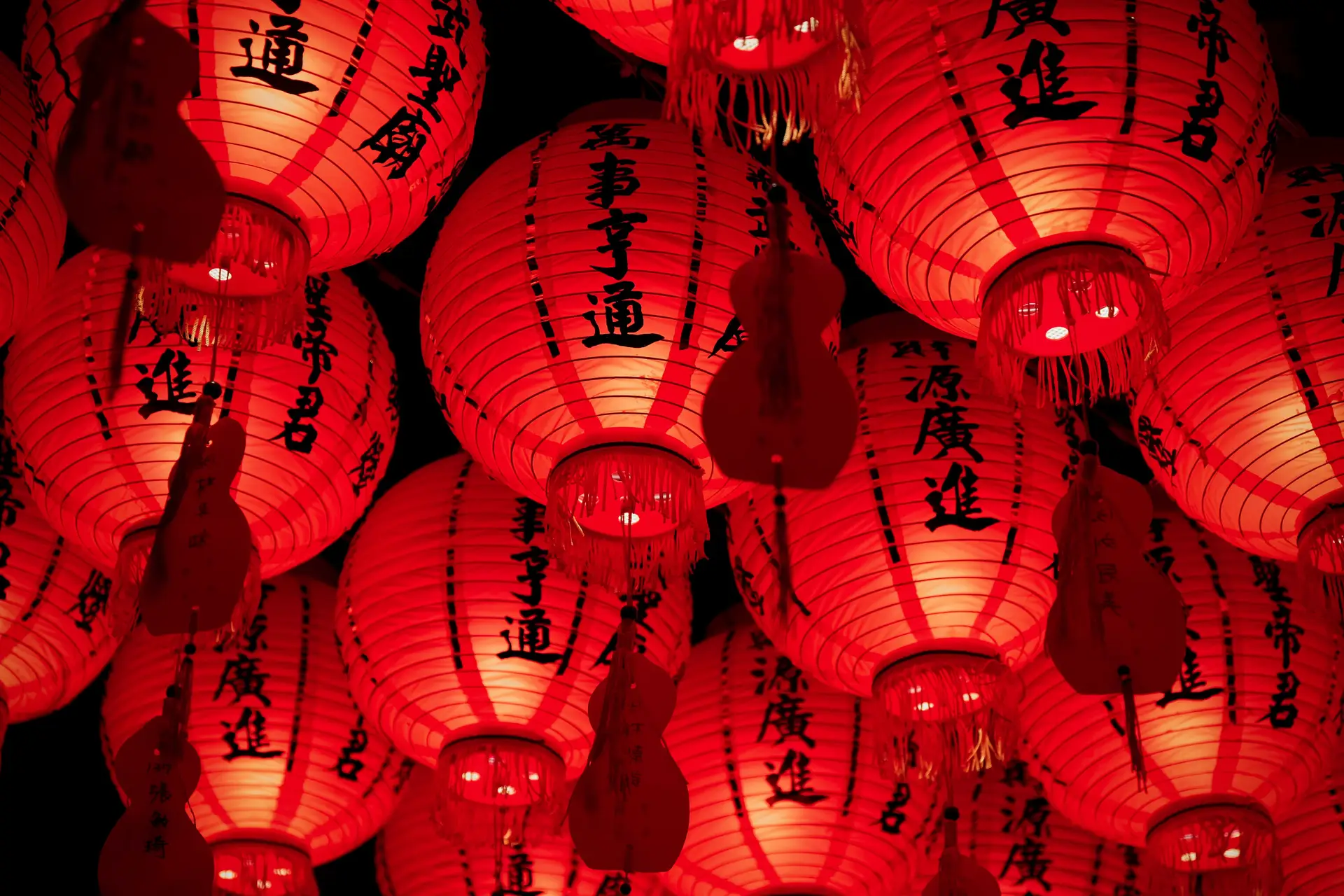 Rote Laternen vor chinesischen Schriftzeichen – Symbol für vereinfachtes und traditionelles Chinesisch