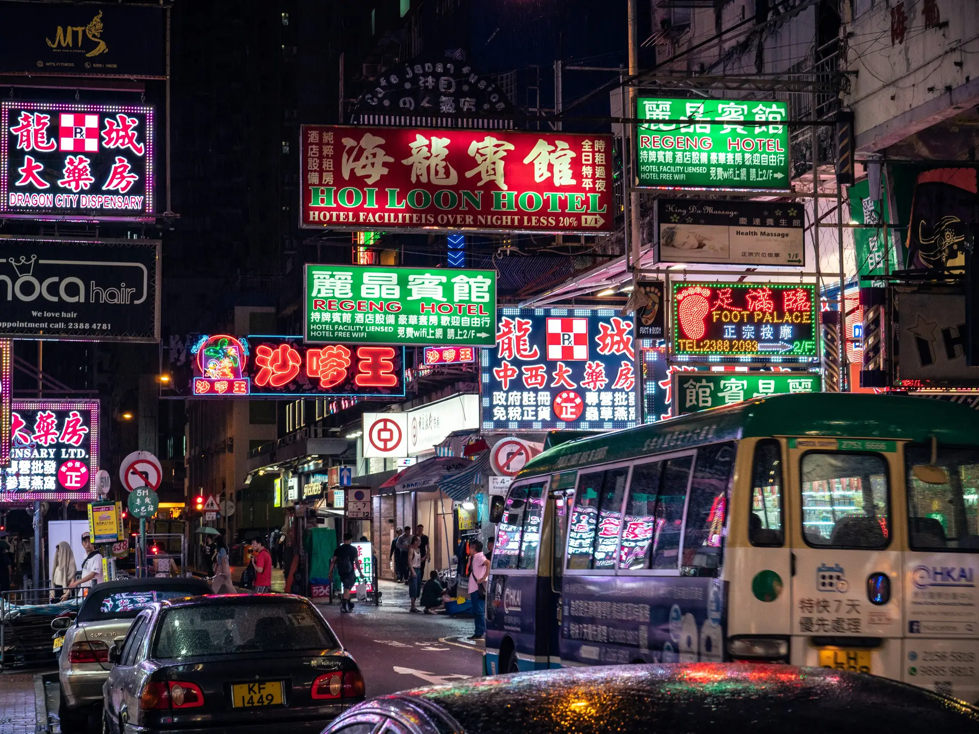 Straßenszene in Hongkong mit Schildern in traditionellen chinesischen Schriftzeichen