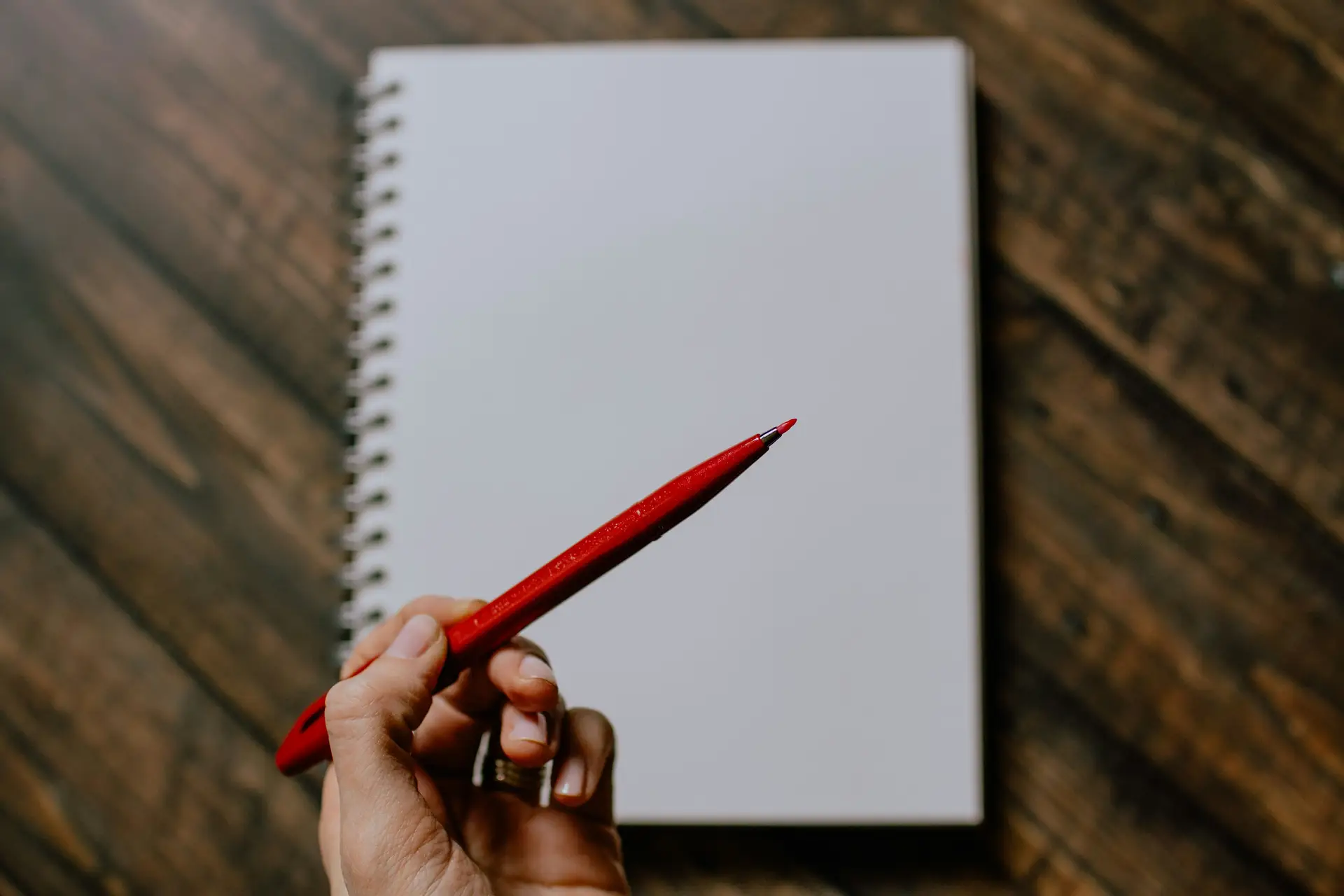 Klassisches Lektorat mit Rotstift auf Papier im Vergleich zum KI-Lektorat