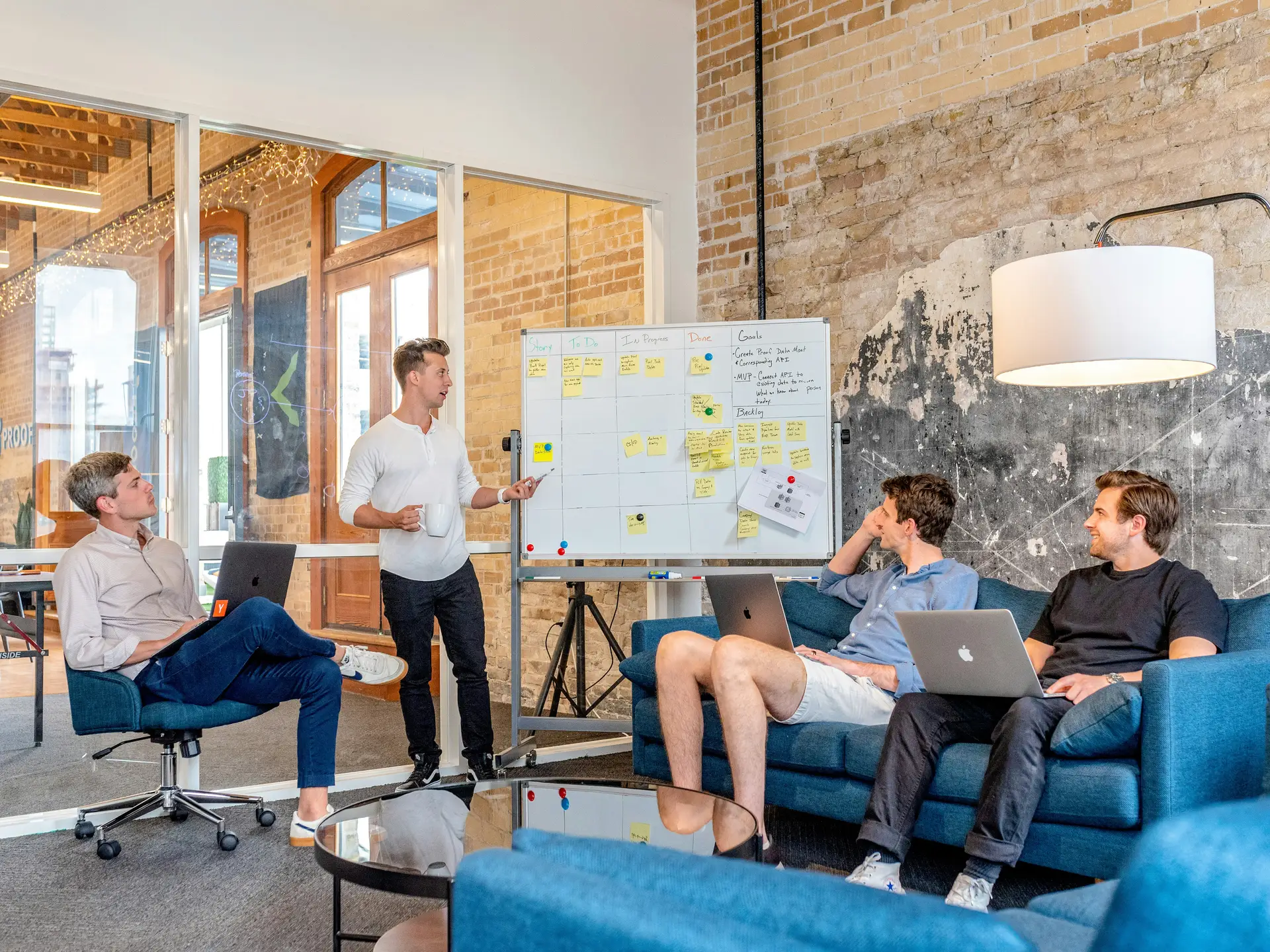 Marketing-Team plant Kampagnen mit KI-Tools im Marketing