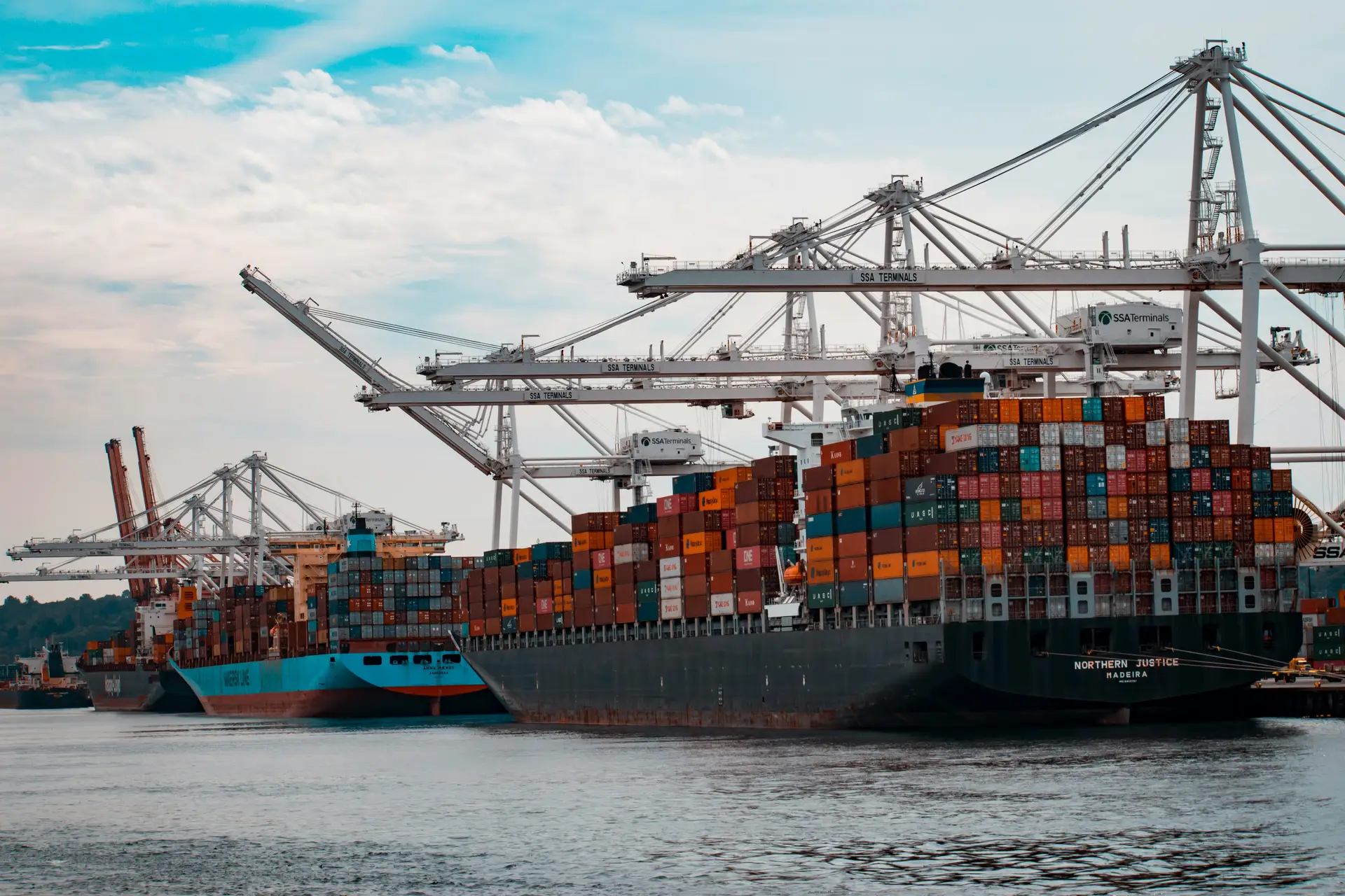 Container-Hafen mit Kränen und Frachtschiffen als Symbol für exportgetriebenes Wachstum in Schwellenländern