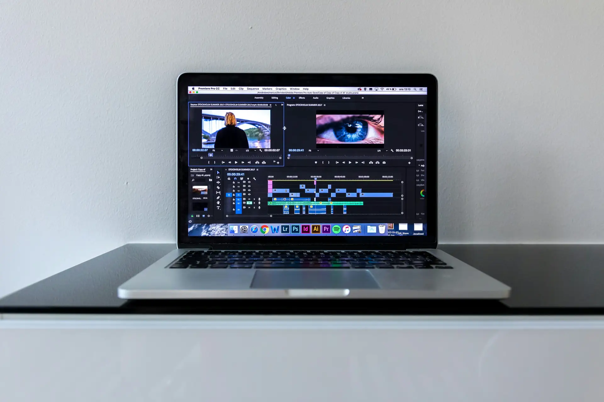 Video mit Untertiteln aus einer VTT-Datei auf dem Laptop