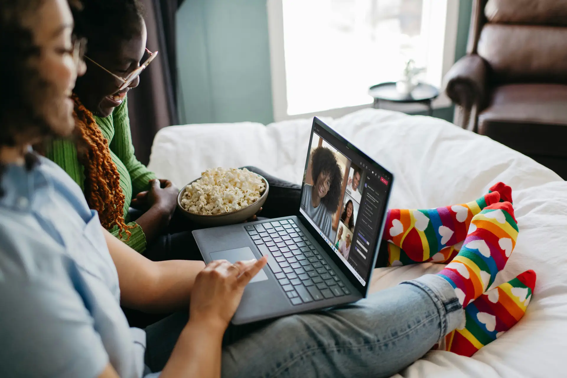 Video mit eingeblendeten Untertiteln auf einem Laptop in einer Streaming-Situation