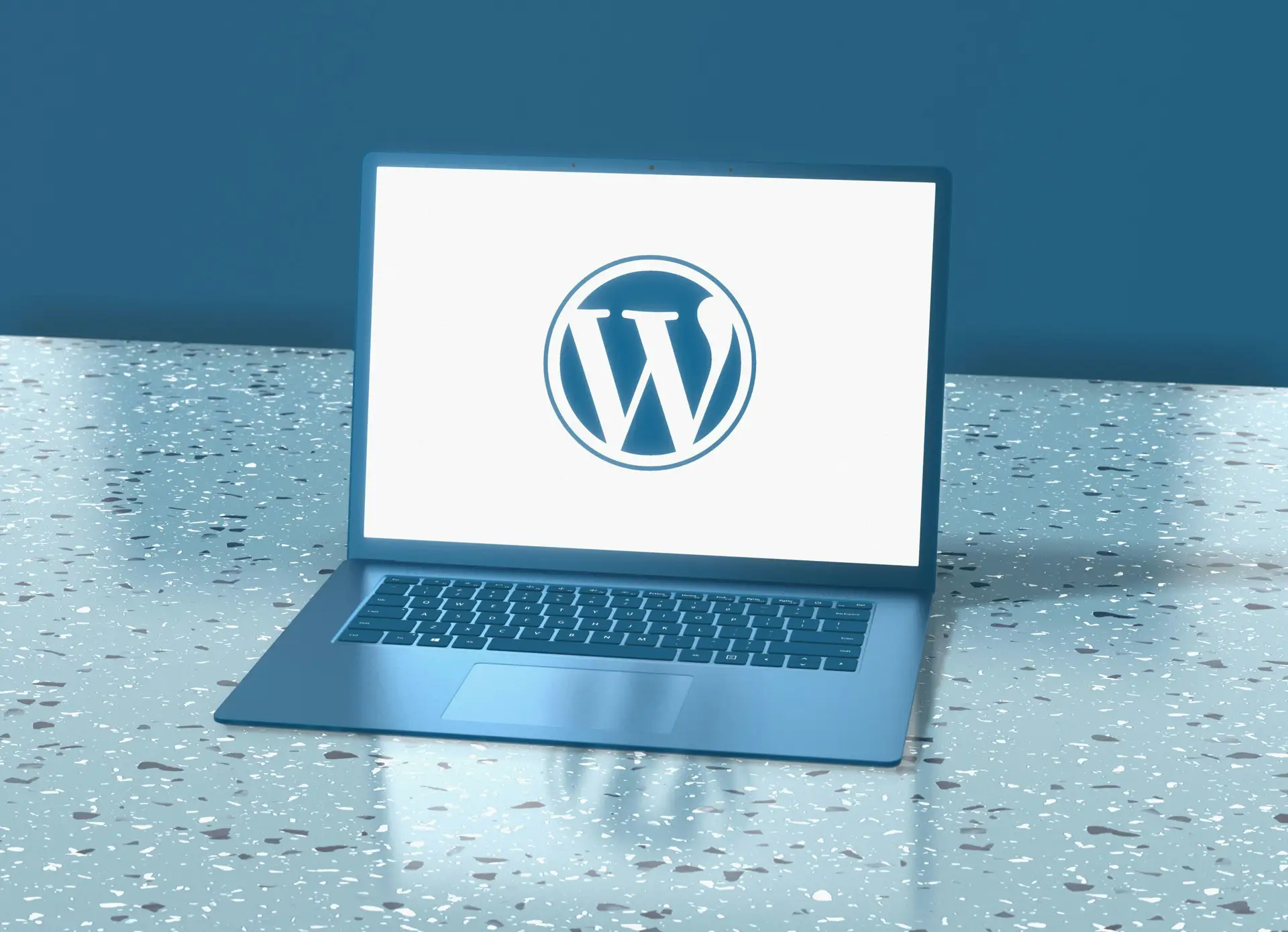 Laptop mit WordPress-Website und Sprachsymbolen – mehrsprachige Website einrichten